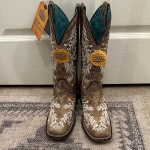 Corral Brown and White Embroidered Boots